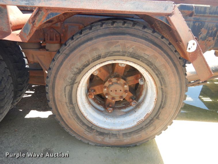 image for item DL0375 1997 International 2554  roll-off container truck