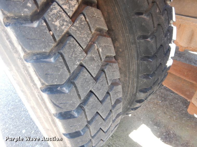 image for item DL0375 1997 International 2554  roll-off container truck