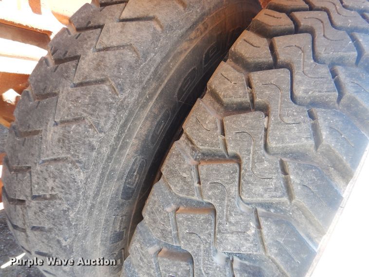 image for item DL0375 1997 International 2554  roll-off container truck