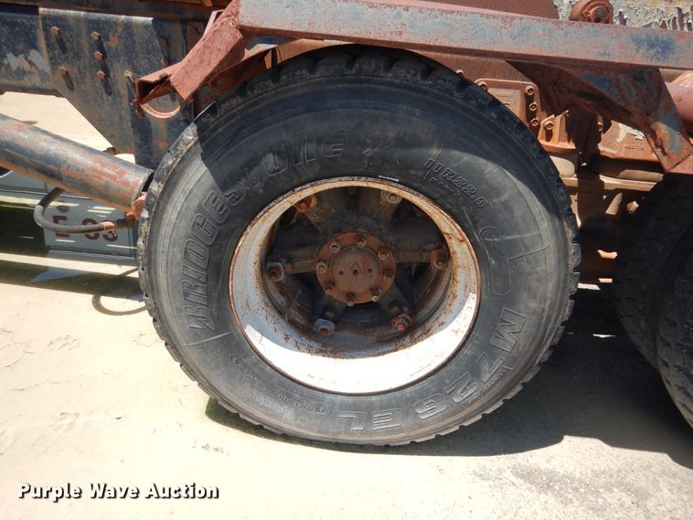 image for item DL0375 1997 International 2554  roll-off container truck