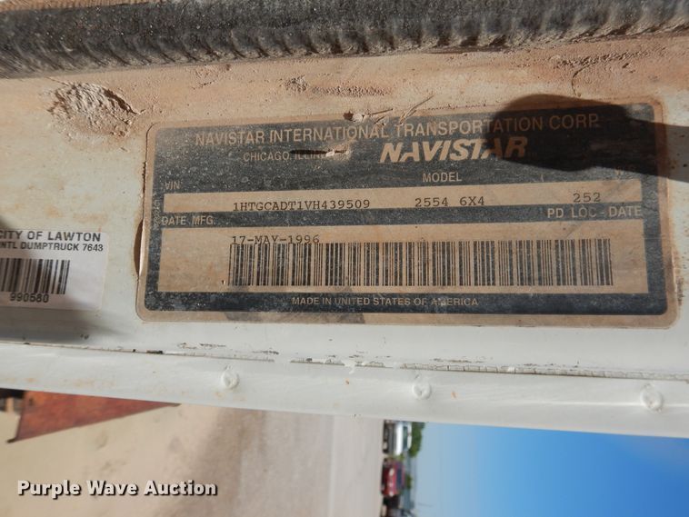 image for item DL0375 1997 International 2554  roll-off container truck