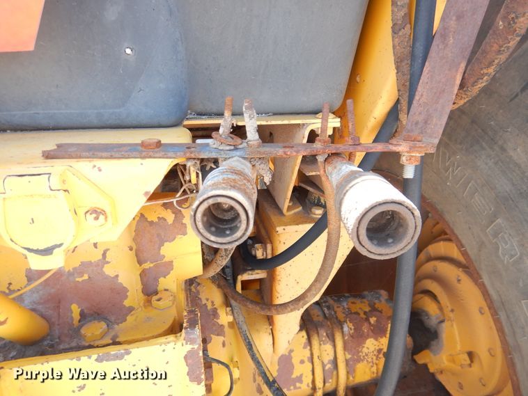 image for item DL0377 International 684  tractor