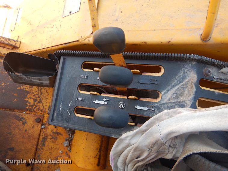 image for item DL0377 International 684  tractor