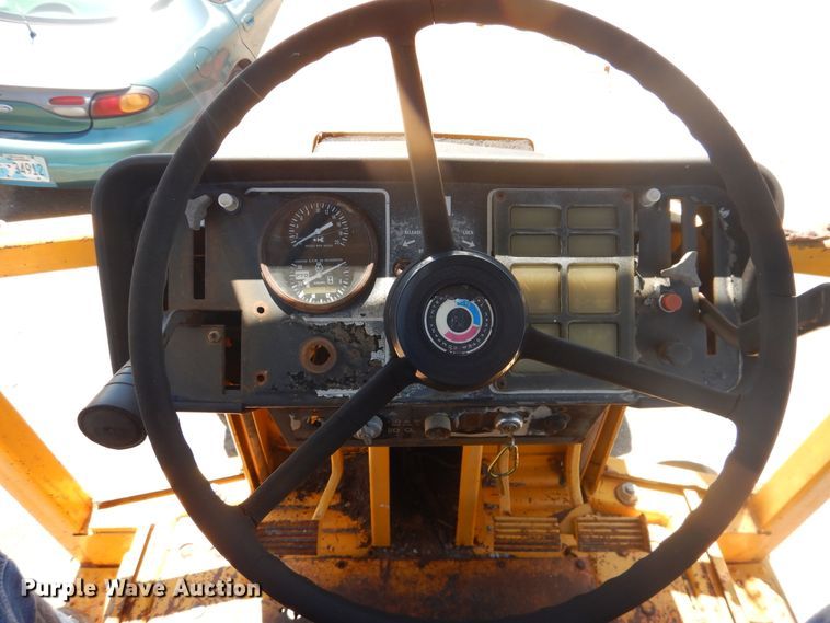 image for item DL0377 International 684  tractor