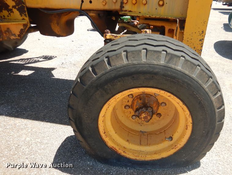 image for item DL0377 International 684  tractor