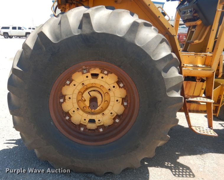 image for item DL0377 International 684  tractor