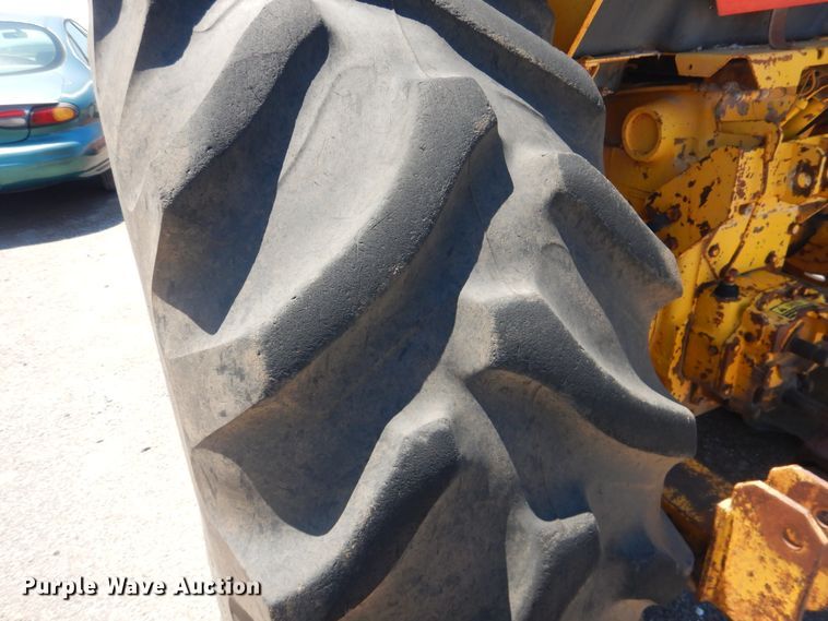 image for item DL0377 International 684  tractor