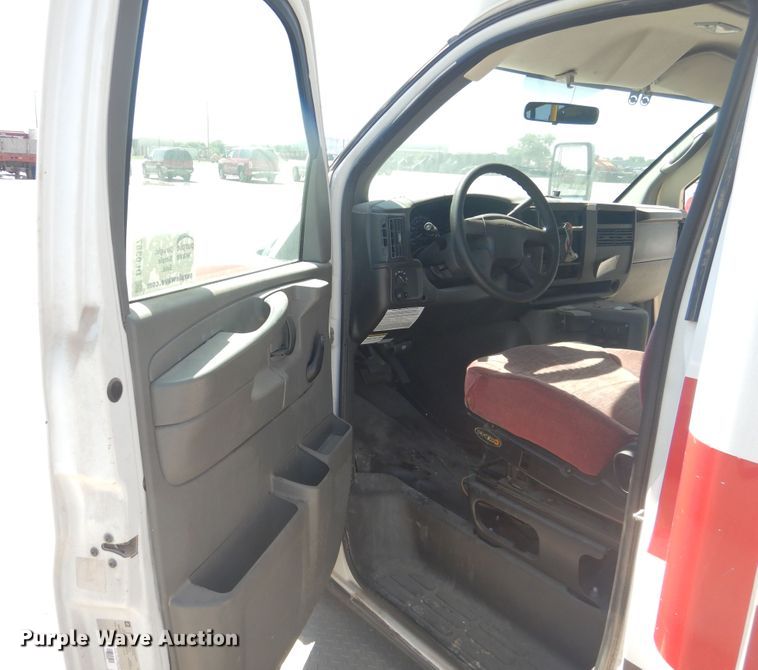 image for item DL0387 2007 GMC Savana G3500  shuttle bus