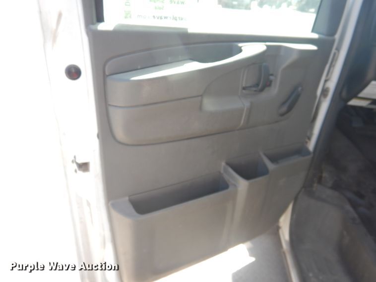 image for item DL0387 2007 GMC Savana G3500  shuttle bus