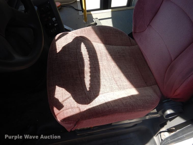 image for item DL0387 2007 GMC Savana G3500  shuttle bus