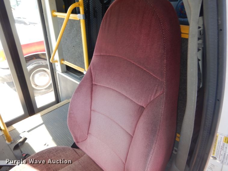 image for item DL0387 2007 GMC Savana G3500  shuttle bus