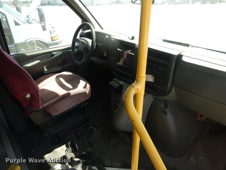 image for item DL0387 2007 GMC Savana G3500  shuttle bus