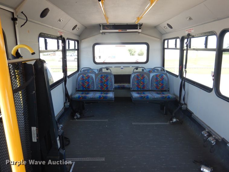 image for item DL0387 2007 GMC Savana G3500  shuttle bus