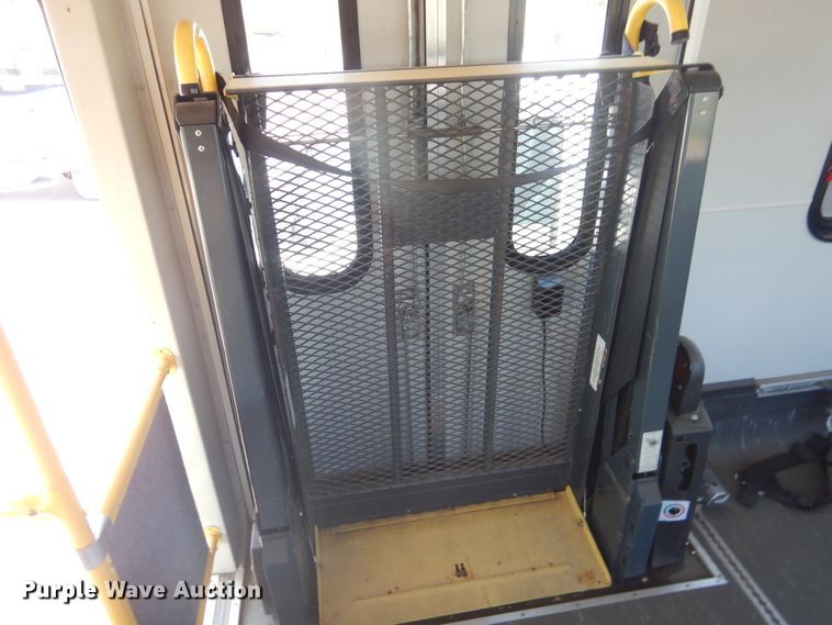 image for item DL0387 2007 GMC Savana G3500  shuttle bus