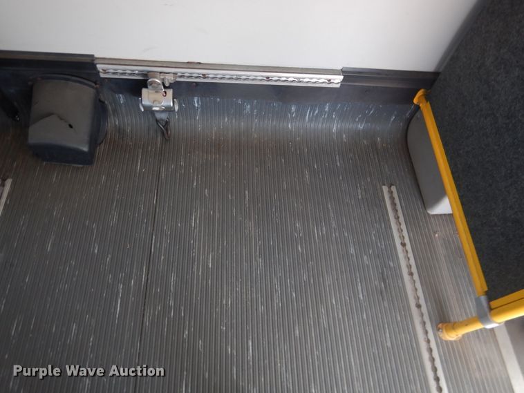 image for item DL0387 2007 GMC Savana G3500  shuttle bus