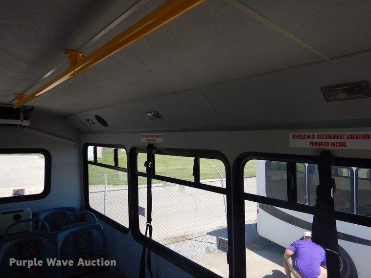 image for item DL0387 2007 GMC Savana G3500  shuttle bus