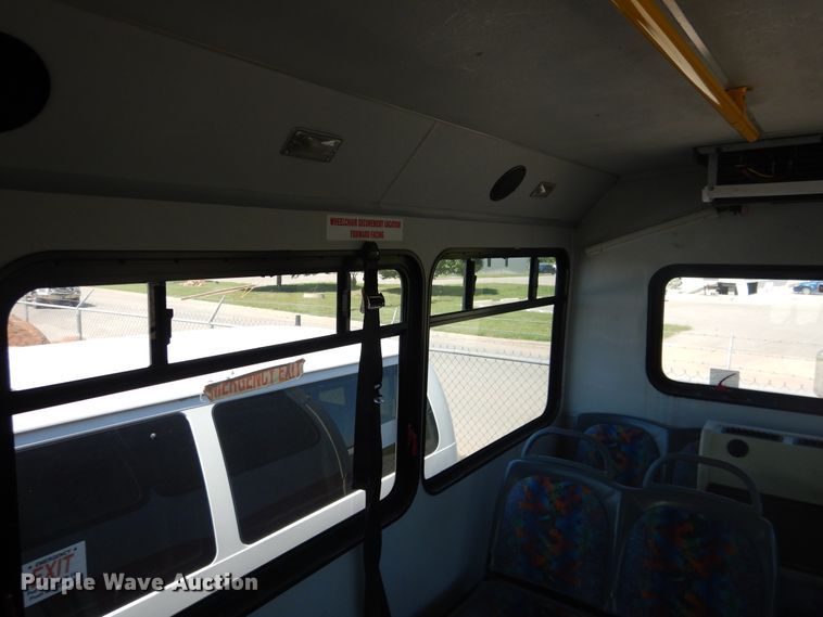 image for item DL0387 2007 GMC Savana G3500  shuttle bus