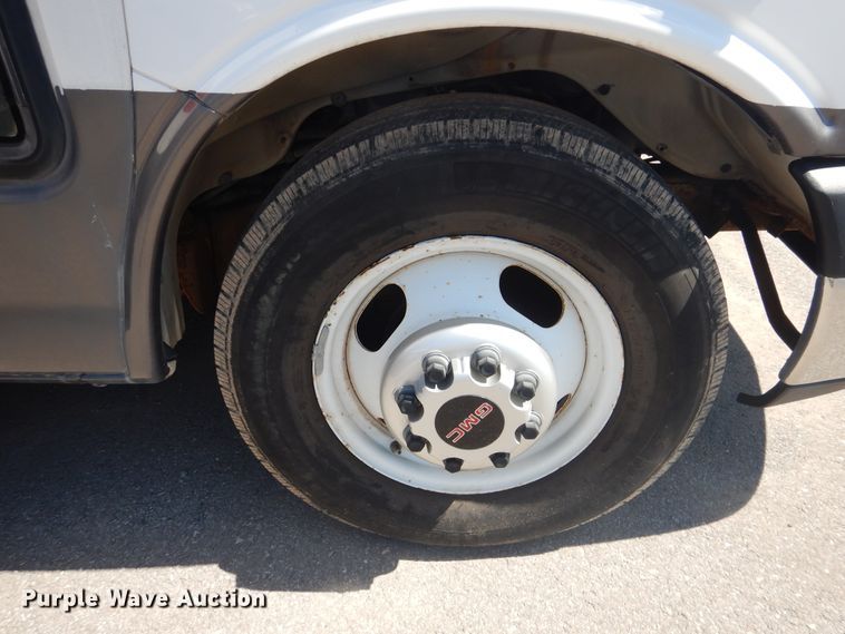 image for item DL0387 2007 GMC Savana G3500  shuttle bus