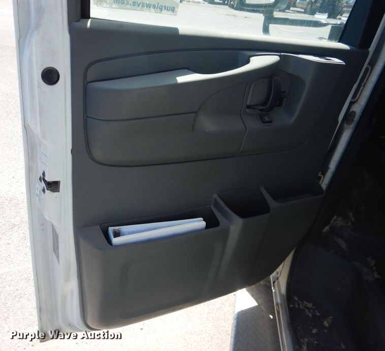 image for item DL0388 2010 Chevrolet Express G4500  shuttle bus