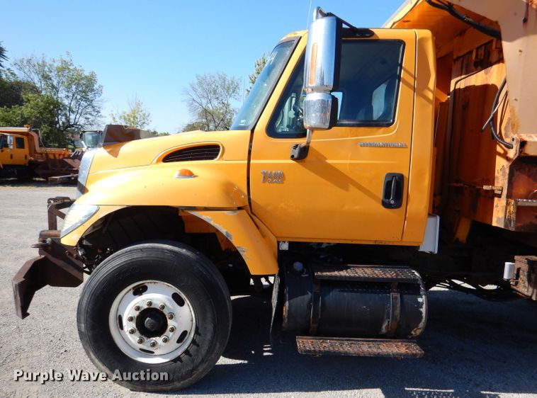 image for item DM1362 2004 International WorkStar 7400  dump truck