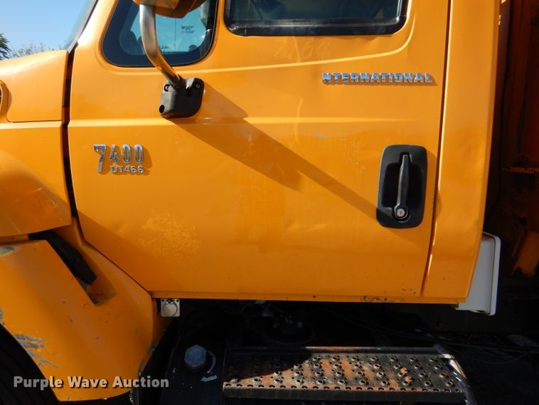 image for item DM1362 2004 International WorkStar 7400  dump truck