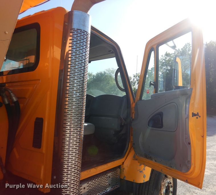 image for item DM1362 2004 International WorkStar 7400  dump truck