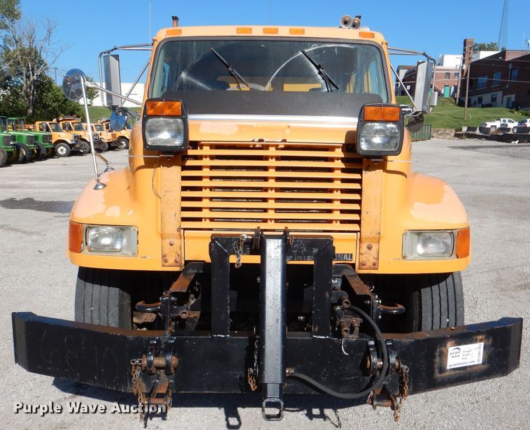 image for item DM1363 2002 International 4900 Crew Cab dump truck