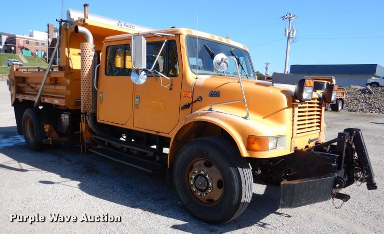 image for item DM1363 2002 International 4900 Crew Cab dump truck