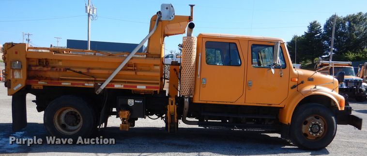 image for item DM1363 2002 International 4900 Crew Cab dump truck