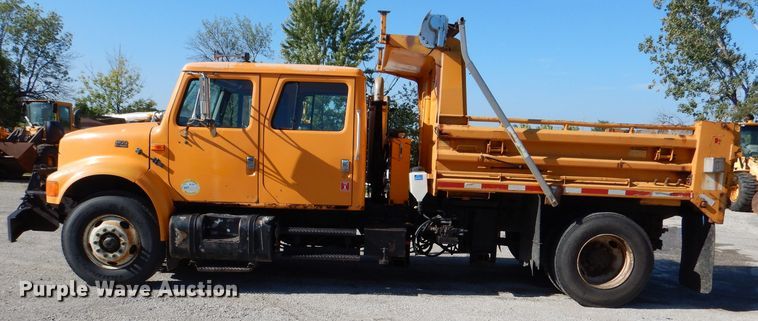 image for item DM1363 2002 International 4900 Crew Cab dump truck