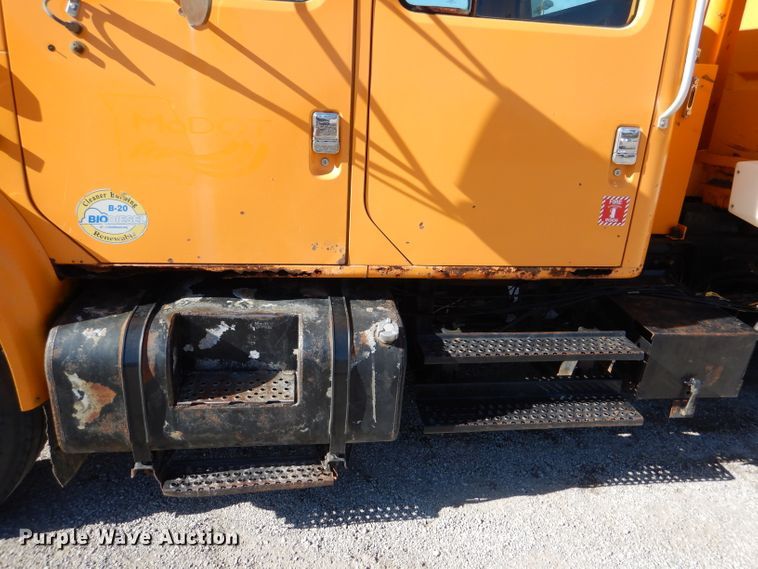 image for item DM1363 2002 International 4900 Crew Cab dump truck