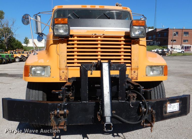 image for item DM1363 2002 International 4900 Crew Cab dump truck