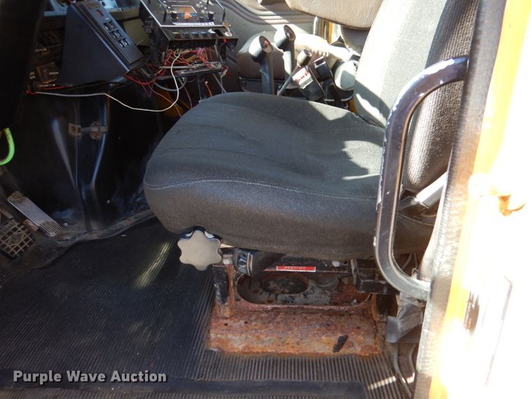 image for item DM1363 2002 International 4900 Crew Cab dump truck