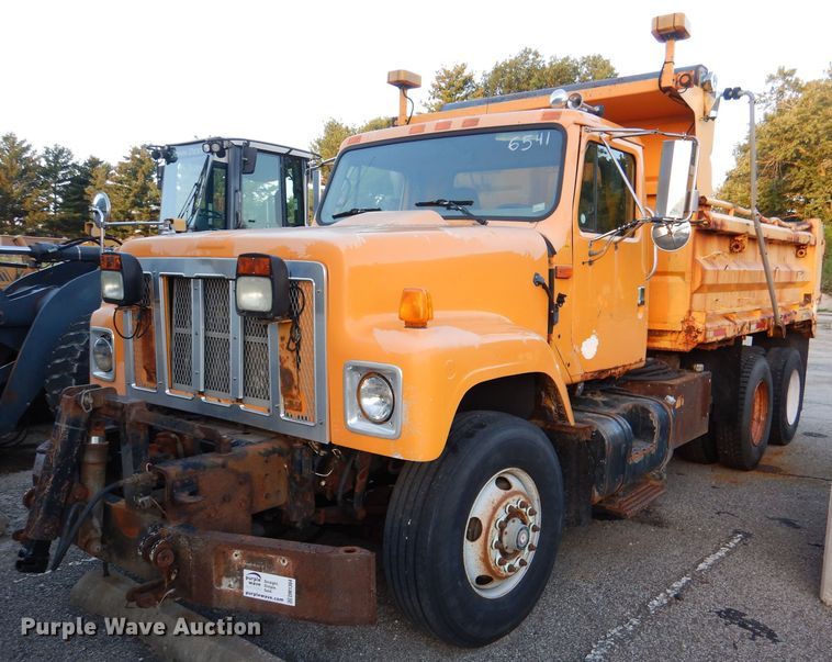 image for item DM1364 2002 International 2554  dump truck