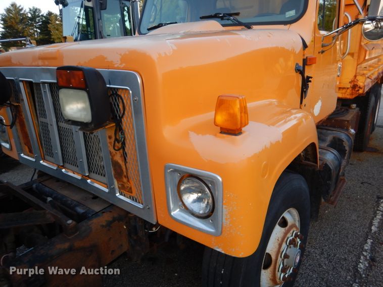 image for item DM1364 2002 International 2554  dump truck