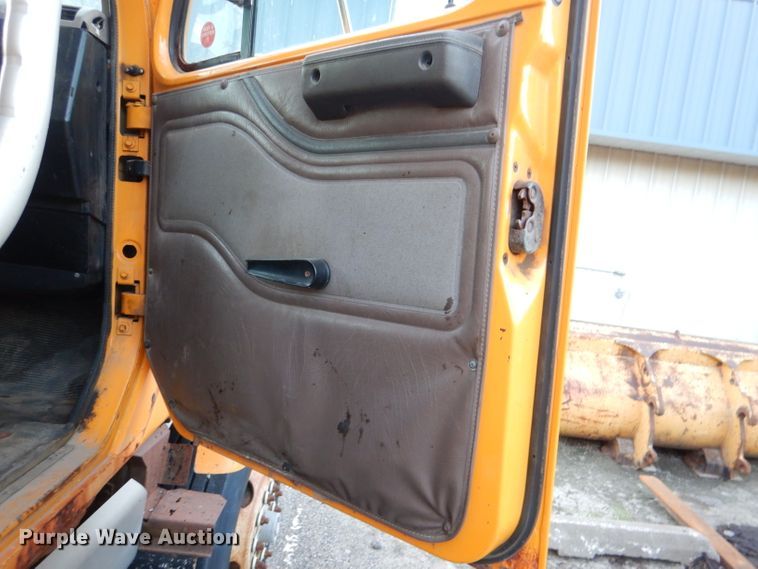 image for item DM1364 2002 International 2554  dump truck