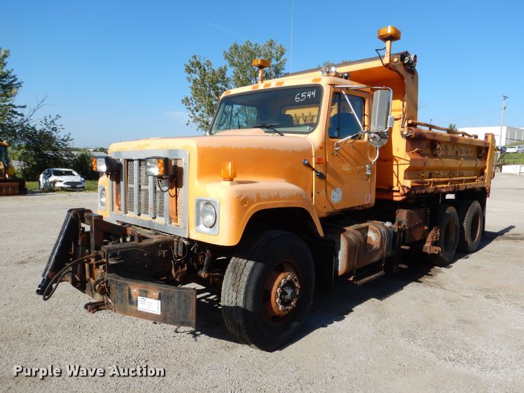 image for item DM1366 2002 International 2554  dump truck