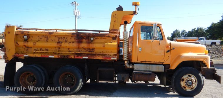 image for item DM1366 2002 International 2554  dump truck