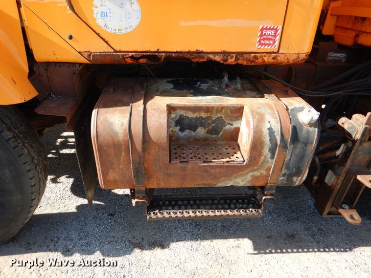 image for item DM1366 2002 International 2554  dump truck