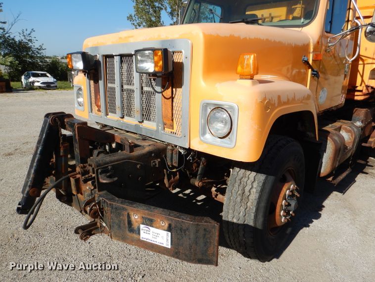 image for item DM1366 2002 International 2554  dump truck