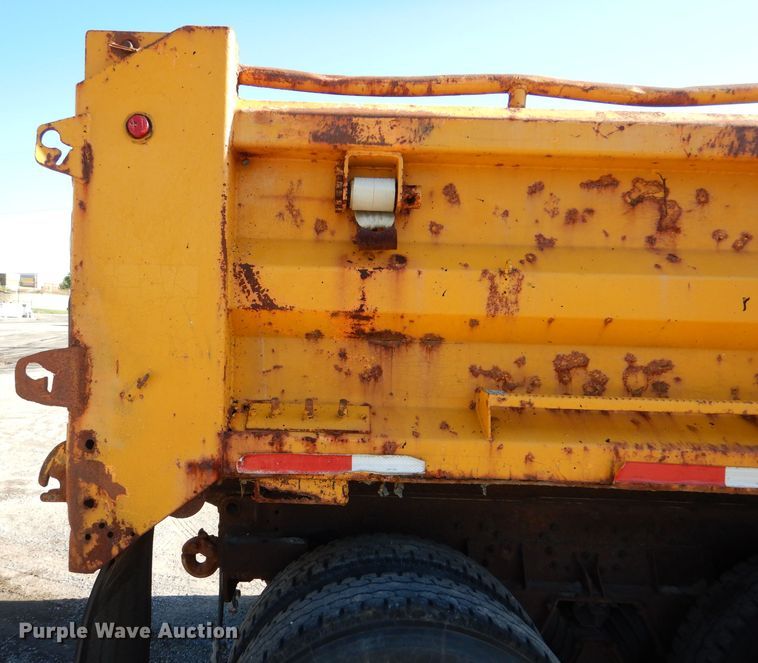 image for item DM1366 2002 International 2554  dump truck