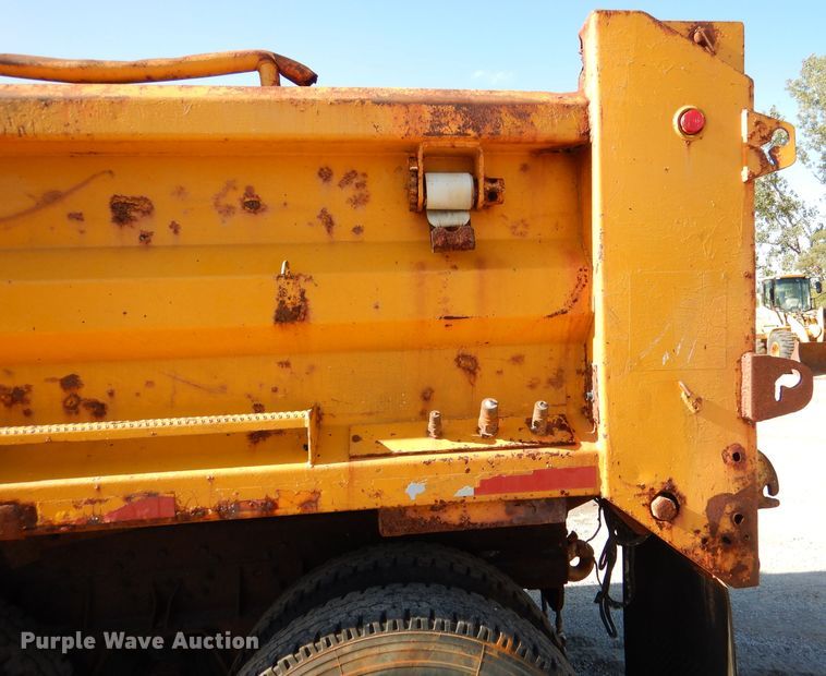 image for item DM1366 2002 International 2554  dump truck