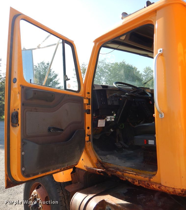 image for item DM1366 2002 International 2554  dump truck