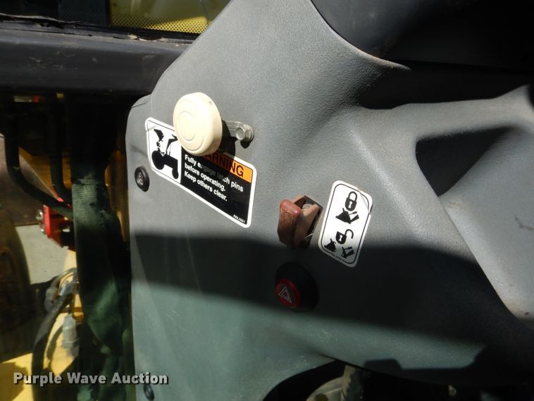 image for item DM1370 2005 New Holland LB90B  backhoe