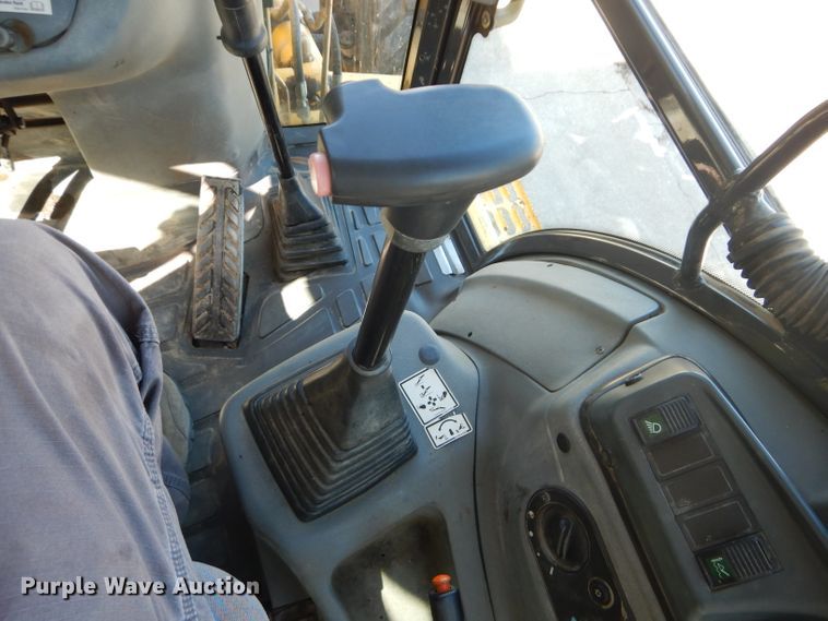 image for item DM1370 2005 New Holland LB90B  backhoe