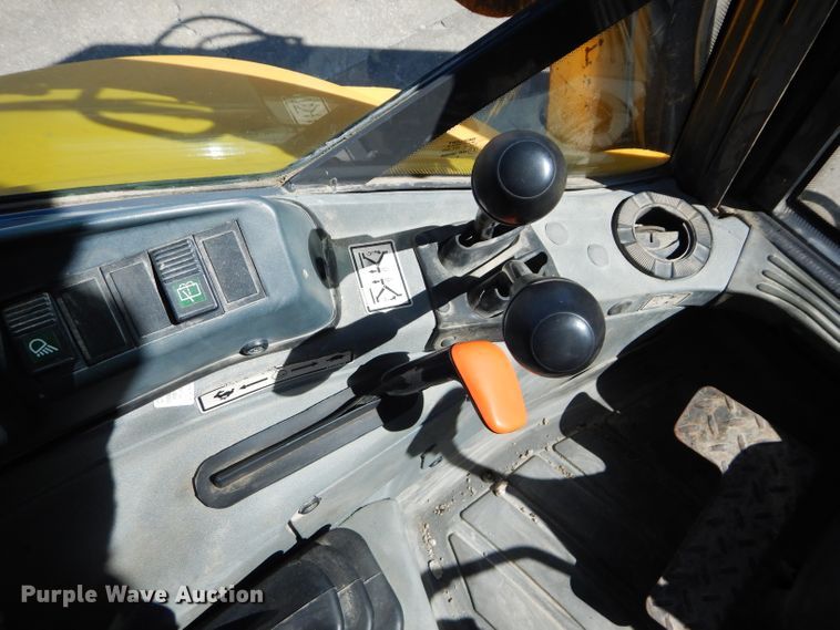 image for item DM1370 2005 New Holland LB90B  backhoe