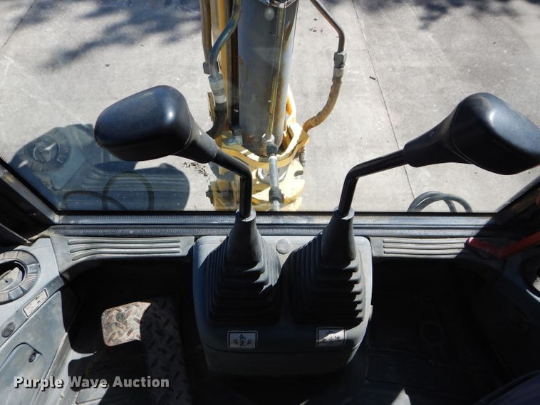 image for item DM1370 2005 New Holland LB90B  backhoe