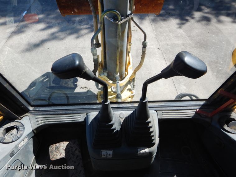 image for item DM1370 2005 New Holland LB90B  backhoe