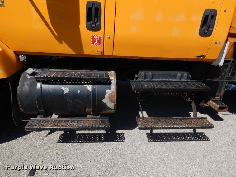 image for item DM1374 2004 International WorkStar 7400  Crew Cab dump truck