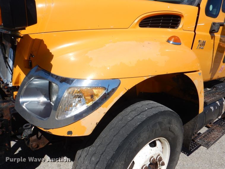 image for item DM1374 2004 International WorkStar 7400  Crew Cab dump truck